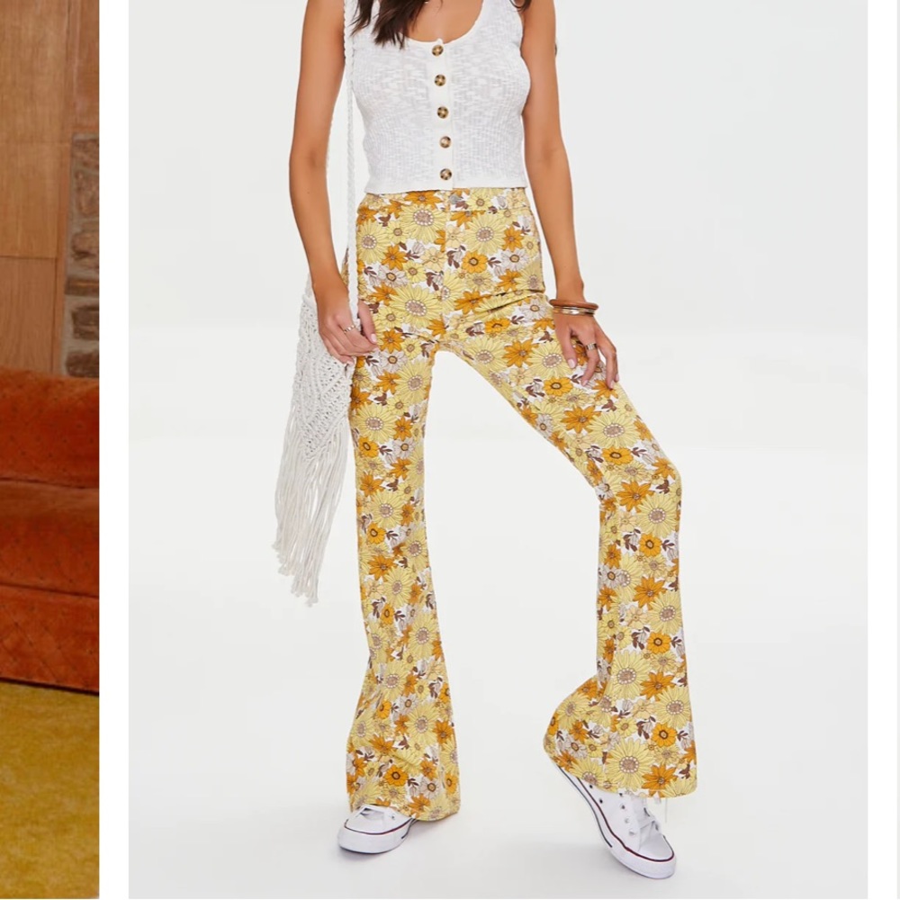NWT Floral Print Flare Jeans 👖 💛🧡💛